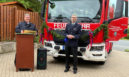 Hier findet die offizielle Übergabe statt: Die Ortsfeuerwehr Rhene hat ein neues Löschfahrzeug.