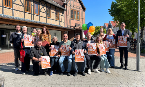 Mitglieder des Gifhorner Bündnisses für Familie und der City-Gemeinschaft Gifhorn stellen das Programm zum 5. Familiensamstag vor.