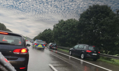 Kommt es zu einem Stau, ist frühzeitig eine Rettungsgasse zu bilden. Dabei gilt: Fahrzeuge auf der linken Spur fahren nach links, alle übrigen weichen nach rechts aus, damit Einsatzkräfte schnell zum Unfallort gelangen können.
