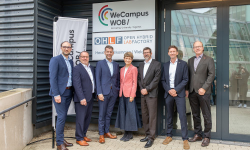 Bei der Namensverkündung am 11. Mai 2026 in Wolfsburg: Jens Hofschröer, Dezernent für Digitales und Wirtschaft Stadt Wolfsburg, Prof. Dr. Michael Thomas, Leiter Fraunhofer CCEM, Dennis Weilmann OB Stadt Wolfsburg, Prof. Dr. Angela Ittel, Präsidentin TU Braunschweig, Prof. Dr. Thomas Benda, Vizepräsident für Lehre, Studium und Weiterbildung, Ostfalia Hochschule für Angewandte Wissenschaften, Dr. Marko Gernuks, Volkswagen Group, 2. Vorsitzender OHLF e. V., Prof. Dr. Markus Henke, Vizepräsident Forschung und Internationales, TU Braunschweig.