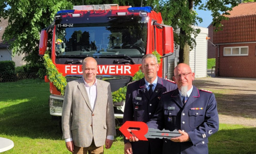Bürgermeister der Stadt Helmstedt Wittich Schobert (li.) mit Stadtbrandmeister Christian Kahl (Mitte) und Ortsbrandmeister Manuel Schrader. 