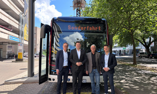 Klaus Benscheidt, Dr. Thorsten Kornblum, Jörg Reincke und BSVG-Aufsichtsratsvorsitzender Claas Merfort vor dem Lade-Punkt an der Wilhelmstraße.