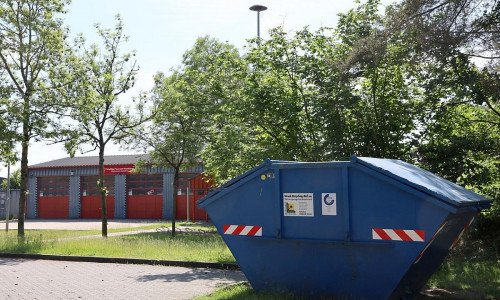 Der Papiercontainer am Hambührener Feuerwehrhaus wird künftig nur noch von montags bis freitags aufgestellt. (Archiv)