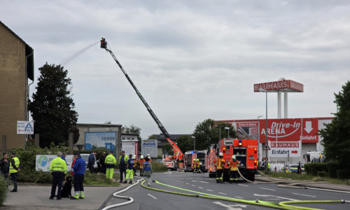 Die Feuerwehr ist bei umfangreichen Löscharbeiten in Lehndorf im Einsatz.