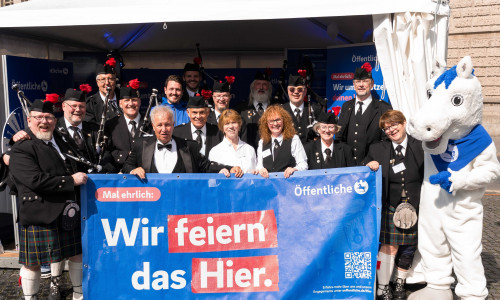 Die Musikerinnen und Musiker von Pipes & Drums of Brunswiek freuen sich über den zweiten Platz beim Spendenglücksrad der Öffentlichen zum Tag der Niedersachsen.