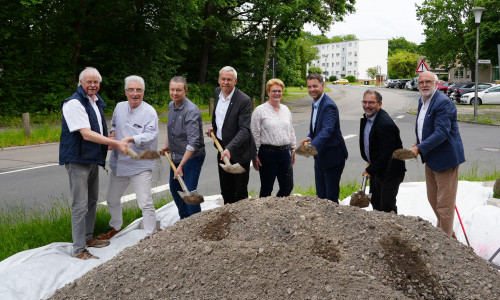 Oberbürgermeister Dennis Weilmann (3. V. r.) und Stadtbaurat Kai-Uwe Hirschheide (4. V. l.) setzten im Beisein von Vertretern aus Politik und Verwaltung den offiziellen Spatenstich zur Grunderneuerung der Rabenbergstraße.