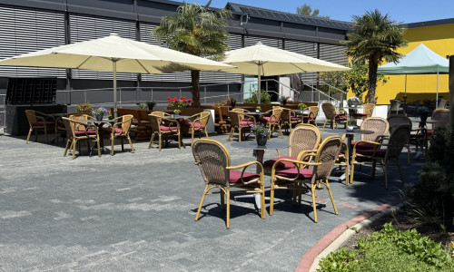  Terrasse vom Gartencafé. 