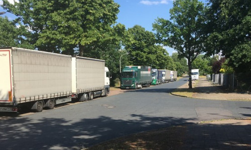 Im Bereich Waller Weg / Heesfeld in Veltenhof stehen regelmäßig zahlreiche Lkw.