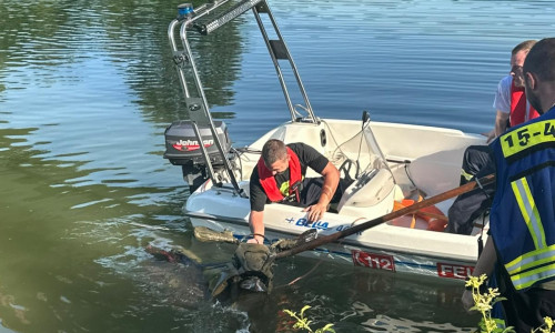 Das Motorrad wird aus dem Kanal gezogen