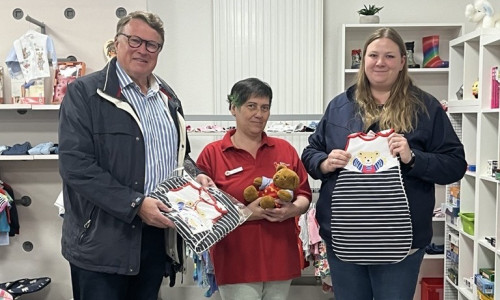 Reinhold Renger, Geschäftsführender Vorstand der Kroschke Kinderstiftung, Stefanie Nörenberg und Frederike Schwieger vom Team des Projektes „Tafel packt Babytasche“ (v. li.).
