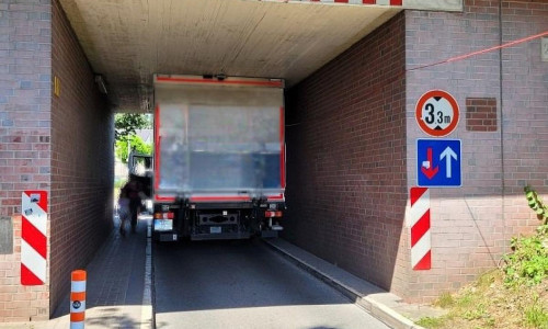 Bild des festgefahrenen Lkw (Archiv)