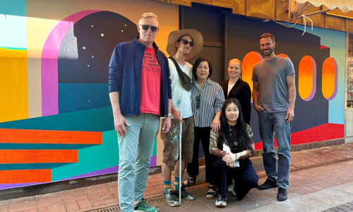 v. l. Frank Hocke (Vorsitzender des Junge Kunst e.V.), Andreas Linke (Künstler), Thi Ly Dang (Antragstellerin), Thu Huong Dang (Tochter der Antragstellerin), Elisa Almhaid (WMG) sowie Florian Martin (WMG).
