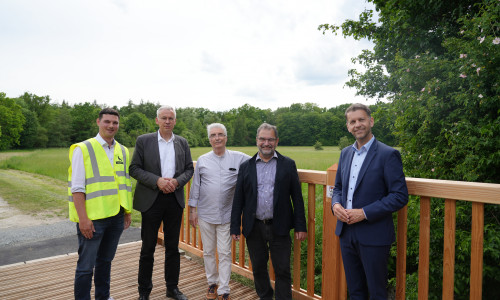 Neue Holzbrücke: Oberbürgermeister Dennis Weilmann hat die erneuerte Brücke im Beisein von Stadtbaurat Kai-Uwe Hirschheide sowie Vertretern aus dem Ortsrat offiziell eingeweiht.
