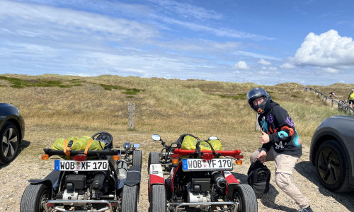 Die Content-Creator Timo Reinhardt (25) und Felix Schwarz (23) starten im Juni mit ihren straßenzugelassenen Go-Karts zu einer rund 1.500 Kilometer langen Charity-Tour von Wolfsburg bis nach Monaco.