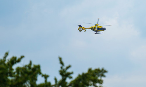 Ein Verletzter musste mit dem Rettungshubschrauber ins Krankenhaus gebracht werden. (Archivbild)