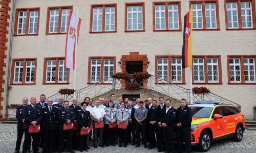 Gruppenbild aller Ernannten zusammen mit Oberbürgermeister Frank Klingebiel (1. Reihe mittig).