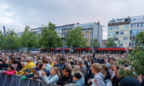 Großer Andrang vor der Bühne auf dem Schlossplatz.