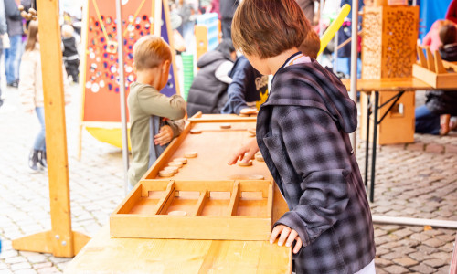 Kinderbetreuung in der Innenstadt: In den Sommerferien laden samstags bunte Zirkuszelte auf dem Kohlmarkt zum Spielen und Basteln bei der Löwenbande ein.