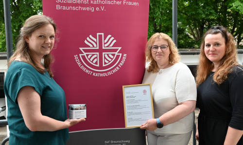 Der SkF schließt seine Beratungsstelle in Braunschweig Ende Juni, Schwangere können sich weiterhin bei Karen Vogel (links) in den Räumen der Caritas beraten lassen. Heike Willner (Mitte) ist die Vorsitzende beim SkF in Braunschweig, Dorotha Kahl (rechts) Jahrespraktikantin.