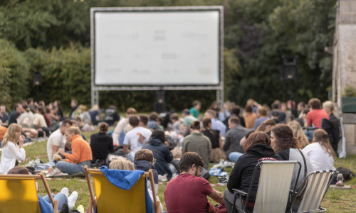 Kinofeeling unter freiem Himmel: Beim Sommerkino erleben Besucherinnen und Besucher ab dem 17. Juli ein vielfältiges Filmprogramm.