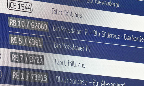 Anzeigetafel bei der Deutschen Bahn (Archiv)