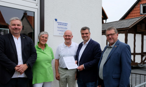50.000 Euro Fördersumme gehen in die Gemeinde Liebenburg an die Hausärztliche Praxis an der Kirchlinde in Othfresen (von links): Erster Kreisrat Frank Dreßler, Dr. Karin Dinkel, Franz Thomas Lahmer, Landrat Dr. Alexander Saipa und Liebenburgs Gemeindebürgermeister Alf Hesse.