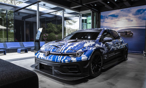 Premiere am Nürburgring, jetzt in Wolfsburg erlebbar Mit dem Showcar Golf R 24H bringt die Autostadt ein Stück Motorsport in den Volkswagen R-Pavillon.