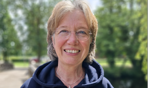 Anne Bleumer, Lotsin der Frühen Hilfen des Landkreises Gifhorn, besucht Familien direkt auf der Geburtsstation des Helios Klinikums Gifhorn und informiert über Unterstützungsangebote für Eltern mit Neugeborenen.