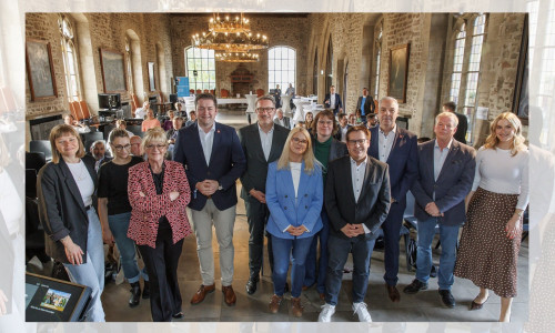 Oberbürgermeister Dr. Thorsten Kornblum (4. v. li.), Moderatorin Adina Eggert (rechts, Braunschweig Zukunft GmbH) und die Referentinnen und Referenten beleuchteten beim zwölften Dialogforum aktuelle Entwicklungen in der Braunschweiger Innenstadt.