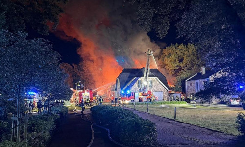 Das in Brand stehende Gebäude (Archiv)