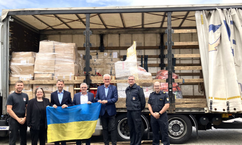 Oberbürgermeister Dennis Weilmann (Dritter von links) brachte die Sachspenden der Berufsfeuerwehr auf den Weg.