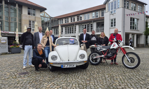 Dr. Kifle Tondo (Internationales Mühlenmuseum), Thomas Meinecke (Fachbereich Kultur, Stadt Gifhorn), Tim Faß (Sparkasse Celle-Gifhorn-Wolfsburg), Katja McFadden, Martin Ohlendorf (beide WisTa GmbH), Matthias Nerlich (Stadt Gifhorn), Daniel und Melanie Brusch (Automobilclub Gifhorn e.V.) und Horst Edler (Classic Superbikes Motorradmuseum) (v. li.).