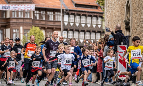 Sportlich durch die Löwenstadt. Beim Nachtlauf laufen am 19. Juni Klein und Groß durch die abendliche Innenstadt. 