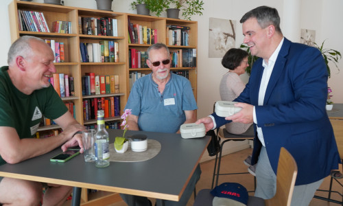 Mit einer kleinen Aufmerksamkeit bedankt sich Landrat Dr. Alexander Saipa persönlich bei den neuen Trägerinnen und Trägern der Ehrenamtskarte.