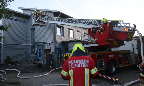 Auch die Drehleiter kam zum Einsatz.