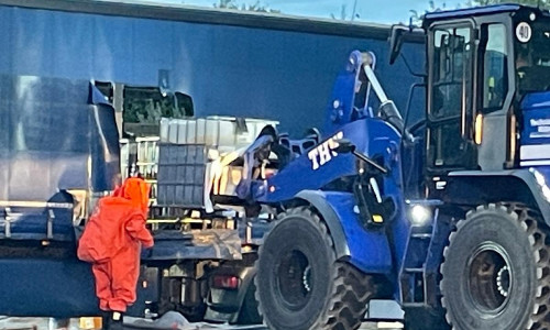 Bergung des IBC Containers mit Hilfe des Radladers des THW (Archiv)