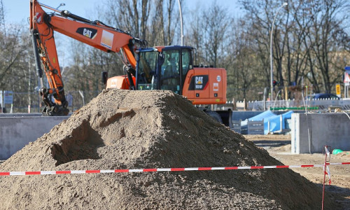 Bagger auf Baustelle (Archiv)