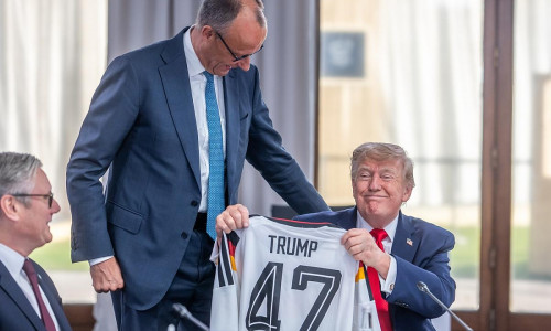 Merz schenkt Trump Deutschland-Triko am 16.06.2026