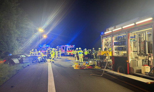 Zwei Fahrzeuge kollidierten frontal auf der A39.
