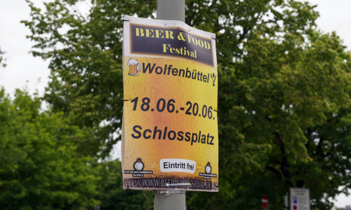 In der Lessingstadt weisen Plakate auf die Veranstaltung hin.