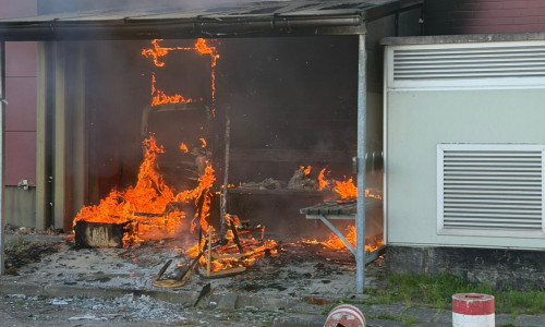 Einige Möbelstücke standen in Flammen.