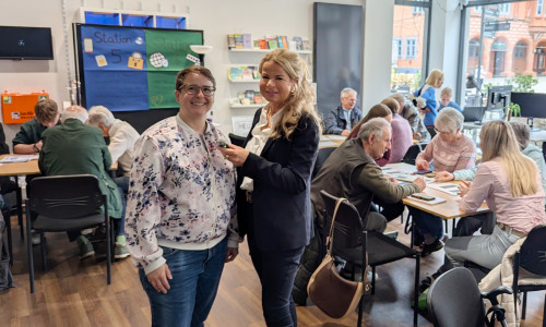 Oberbürgermeisterin Urte Schwerdtner (re.) und Naomi Albrecht (li.) während der Veranstaltung. Die erste Digital- und Handyhilfe für Seniorinnen und Senioren im MachMit!Haus war ein voller Erfolg.