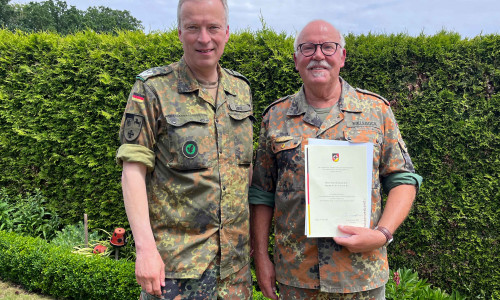 Oberstleutnant Michael Gandt (links) bei der Verleihung der Ehrennadel in Gold mit Diamanten an Oberstleutnant d. R. Harald Nielebock.