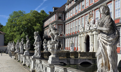 Seit 300 Jahren stehen die Figuren vor dem Schloss. Doch welche Bedeutung haben sie?
