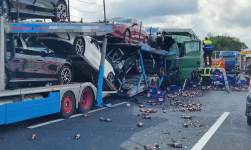 Der Fahrer des grünen Lkw musste aus seinem Fahrzeug geholt werden.