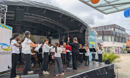 Auf der Bühne unterm Glasdach sorgt die Musikschule der Stadt Wolfsburg zwei Tage lang für ein abwechslungsreiches Programm.