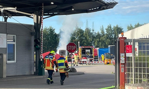 Blick auf die Einsatzstelle mit der qualmenden Wechselbrücke (Archiv)