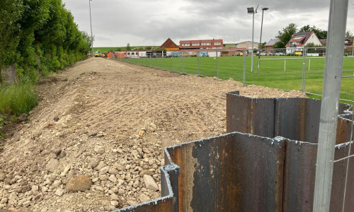 Die Bauarbeiten für den künftigen Hochwasserschutz in Lochtum kommen gut voran – hier direkt am Sportplatz.