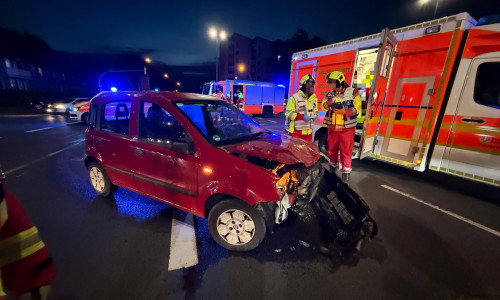 Das Auto wurde bei dem Unfall schwer beschädigt.