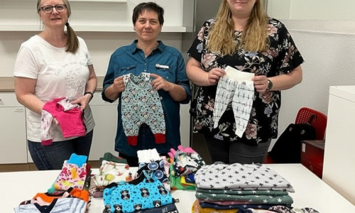 (v.l.n.r.): Barbara Ebenig, 3. Vorsitzende des Wolfsburger Elfen helfen e.V., Stefanie Nörenberg und Frederike Schwieger vom Team des Projektes „Tafel packt Babytasche“.